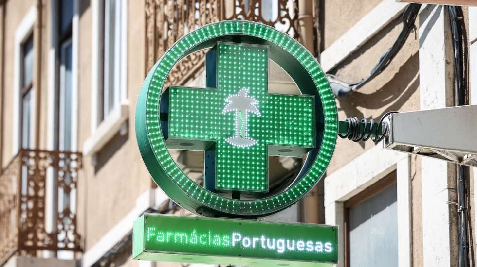 Símbolo das Farmácias Portuguesas, em Lisboa, 12 de agosto de 2024. Farmácia. Saúde. LOGÓTIPO. ANTÓNIO PEDRO SANTOS/LUSA