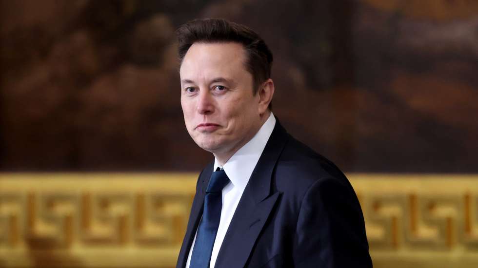 epa11838720 Elon Musk arrives for the inauguration ceremony before Donald Trump is sworn in as the 47th US President in the US Capitol Rotunda in Washington, DC, USA, 20 January 2025.  EPA/KEVIN LAMARQUE / POOL