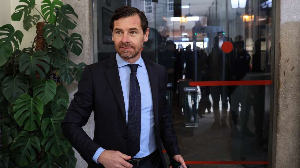 O presidente do FC Porto André Villas-Boas à chegada ao Tribunal São João Novo no Porto para o julgamento da "Operação Pretoriano", 20 de março de 2025. O processo tem como arguidos Fernando Madureira, ex-líder dos Super Dragões, Sandra Madureira, Vítor Catão e ainda mais nove arguidos, acusados de crimes alegadamente cometidos numa Assembleia-Geral do FC Porto. JOSÉ COELHO/LUSA
