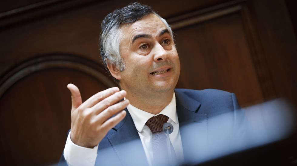 O ministro da Educação, Fernando Alexandre, intervém durante a sua audição perante a Comissão de Educação e Ciências, sobre o eventual descongelamento das propinas e no âmbito da política geral do Ministério, na Assembleia da República, em Lisboa, 05 de março de 2025. ANTÓNIO PEDRO SANTOS/LUSA