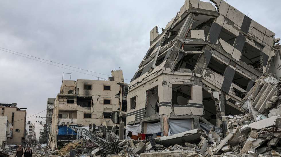 epa12003922 Internally displaced Palestinians walk along a street near the rubble of destroyed buidlings after fleeing northern Gaza following an Israeli army evacuation order, in Gaza City, Gaza Strip, 01 April 2025. More than 50,000 Palestinians have been killed in the Gaza Strip, according to the Palestinian Ministry of Health, since Israel launched a military campaign in the strip in response to a cross-border attack led by the Palestinian militant group Hamas on 07 October 2023, in which about 1,200 Israelis were killed and more than 250 taken hostage.  EPA/MOHAMMED SABER