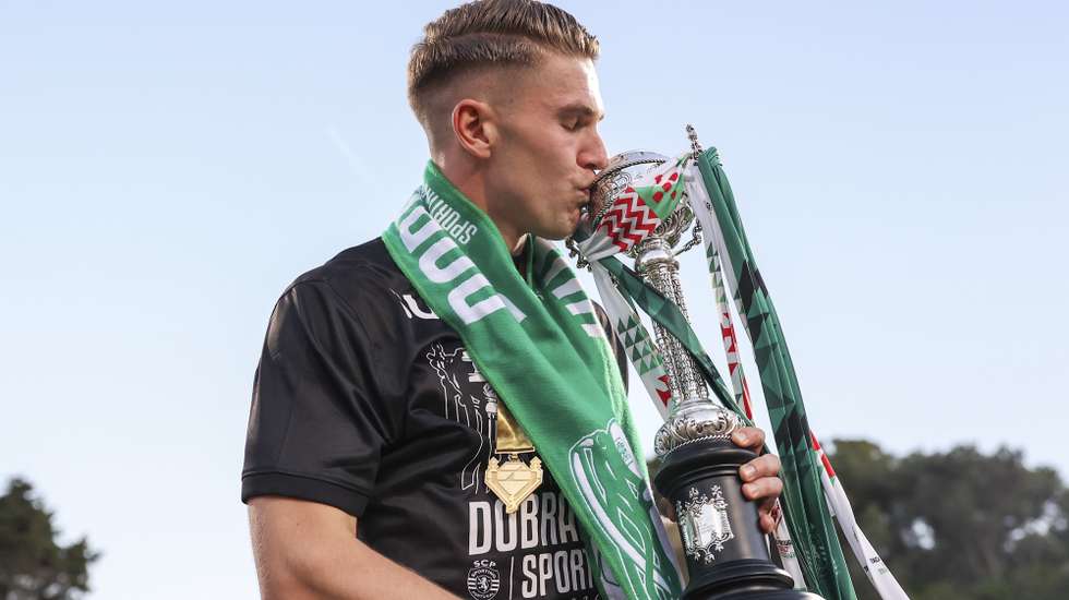 epa12135388 Sporting player Viktor Gyokeres kisses the trophy after winning the Portugal Cup final soccer match against Sporting, held at Jamor National stadium in Oeiras, outskirts of Lisbon, Portugal, 25 May 2025.  EPA/JOSE SENA GOULAO
