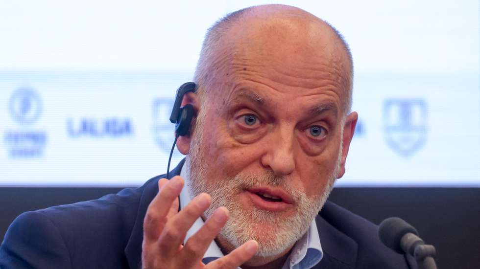 epa11658514 Spanish LaLiga president Javier Tebas speaks at a press conference in Brussels, Belgium, 14 October 2024. European Leagues, FIFPRO Europe and LaLiga on 14 October 2024 filed a formal complaint to the European Commission against FIFA on competition law grounds.  EPA/OLIVIER HOSLET