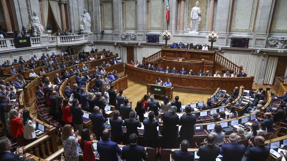 Votação da moção de rejeição 1/XVII do PCP ao governo na sessão plenária de apresentação do Programa do XXV Governo Constitucional, na Assembleia da República, em Lisboa, 18 de junho de 2025. O parlamento chumbou hoje a moção de rejeição do PCP ao Programa do XXV Governo Constitucional, com votos contra do PSD, Chega, PS, IL, CDS-PP e JPP, abstenção de PAN e votos favoráveis de PCP, Livre e BE. MIGUEL A. LOPES/LUSA