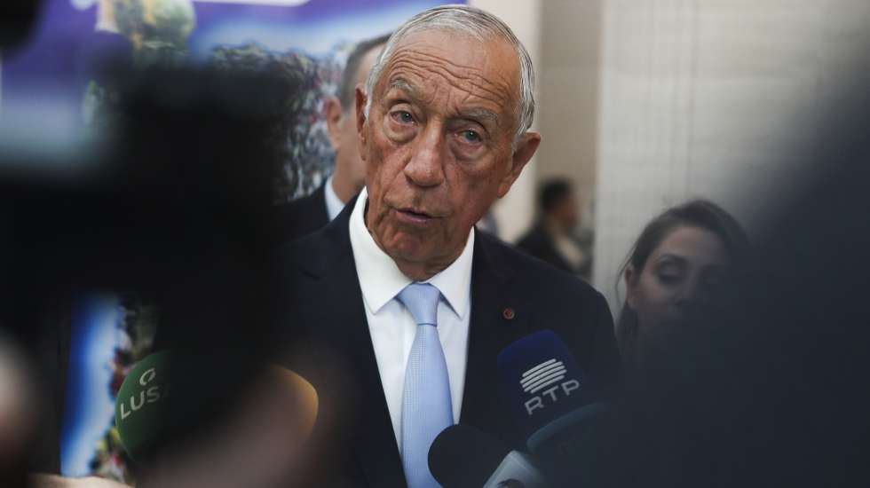 O Presidente da República de Portugal, Marcelo Rebelo de Sousa, fala aos jornalistas no final de um encontro com o Presidente de Moçambique, Daniel Chapo (ausente da fotografia), no Palácio da Ponta Vermelha, em Maputo, Moçambique, 26 de junho de 2025. LUÍSA NHANTUMBO/LUSA