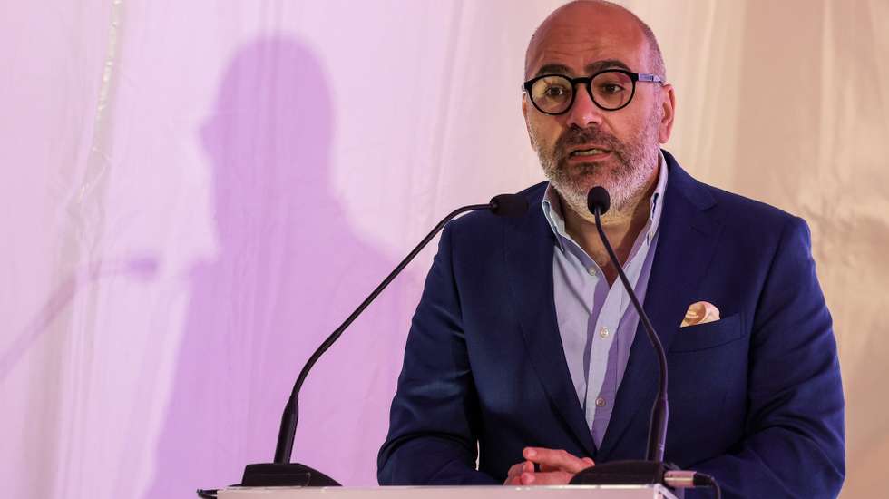 O ministro das Infraestruturas e da Habitação, Miguel Pinto Luz, intervém durante a inauguração de 16 casas de custos controlados, na Quinta do Rangel em Ancas, Anadia, 18 de julho de 2025. Os 16 fogos foram construídos no âmbito da Estratégia Local de Habitação do Município de Anadia, com financiamento do Plano de Recuperação e Resiliência (PRR), através do programa 1.º Direito – Programa de Apoio ao Acesso à Habitação. PAULO NOVAIS/LUSA