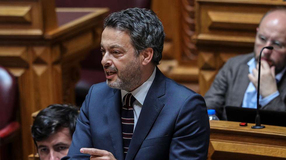 O deputado do PS, Miguel Cabrita, intervém durante a sessão plenária de apresentação e discussão do Programa de Estabilidade e do Programa Nacional de Reformas, na Assembleia da República, em Lisboa, 26 de abril de 2023. ANTÓNIO COTRIM/LUSA