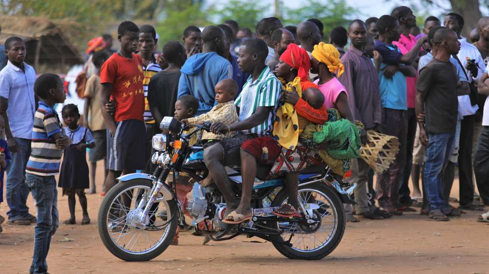 Cerca de 1.900 famílias deslocadas, fugidas de ataques armados em aldeias de Chiúre, estão acomodadas na Escola Primária Completa dos Coqueiros, Cabo Delgado, Moçambique, 29 de julho de 2025. Moçambique tem sofrido, nos últimos tempos, ataques, sobretudo na província de Cabo Delgado, no norte do país, rica em gás e que enfrenta desde 2017 uma rebelião armada, que já provocou milhares de mortos e uma crise humanitária, com mais de um milhão de pessoas deslocadas. LUÍSA NHANTUMBO/LUSA
