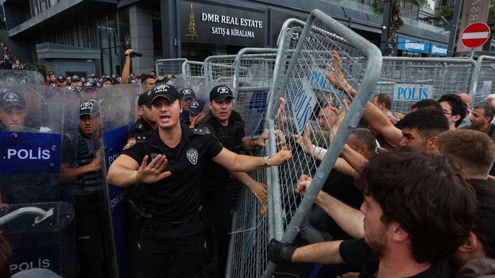 epa12361987 Turkish police block protesters as they set up barricades in front of the country's main opposition, the Republican People's Party (CHP) headquarters in Istanbul, Turkey, 08 September 2025. Police barricaded areas around the CHP headquarters in Istanbul as government appointed-trustees entered the building after a court's order ousted the party's Istanbul head, Ozgur Celik, over congress irregularities on 02 September 2025.  EPA/CAN OZER