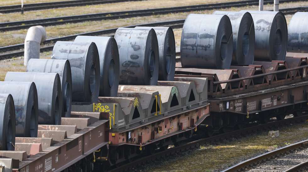 epa12022784 Steel is transported on wagons at the Thyssenkrupp steelworks in Duisburg, Germany, 10 April 2025. US President Trump on 09 April has paused for 90 days the implementation of higher tariffs announced on 02 April for most countries, except China whose tariff has increased to 125 percent.  EPA/CHRISTOPHER NEUNDORF
