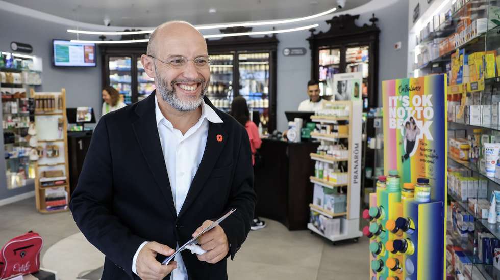 O co-porta-voz do partido Livre, Rui Tavares, durante uma passeata no centro de Aveiro para contacto com a população, no âmbito das eleições autárquicas, Aveiro, 3 de outubro de 2025. Mais de 9,3 milhões de eleitores estão inscritos para votar nas eleições autárquicas de 12 de outubro, dos quais mais de 41 mil são cidadãos estrangeiros recenseados em Portugal. JOSÉ COELHO/LUSA
