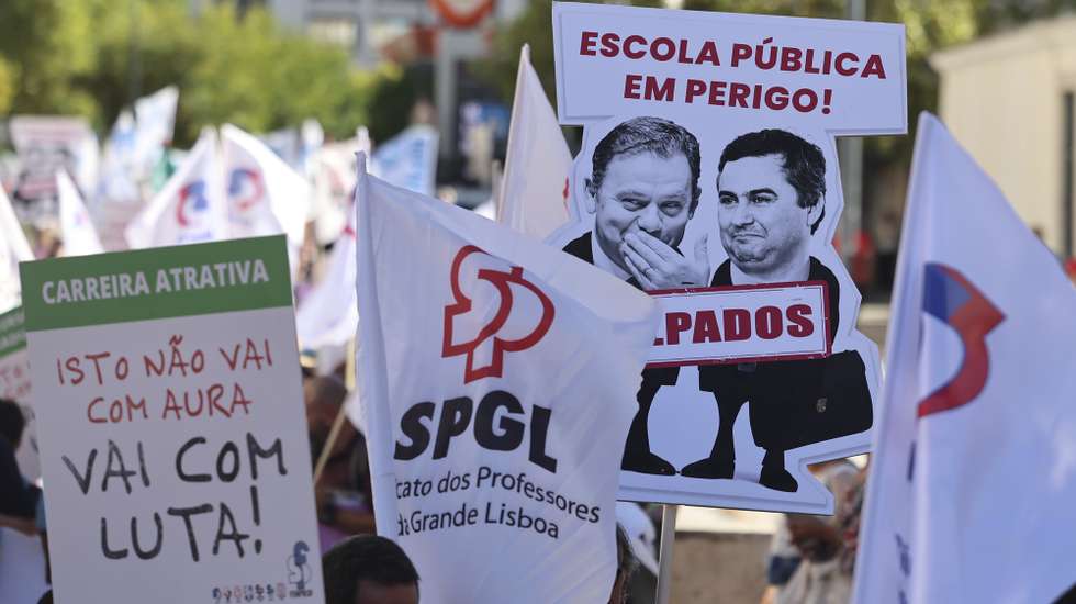 Professores protestam durante a manifestação pela FENPROF - Federação Nacional de Professores que assinala o Dia Mundial do Professor, em Lisboa,  4 de outubro de 2025. ANTÓNIO COTRIM/LUSA