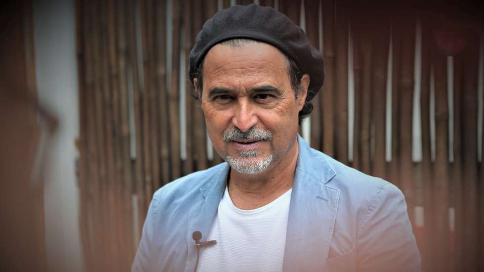 O escritor José Eduardo Agualusa posa para a fotografia durante uma entrevista à agência Lusa sobre seu novo livro "Mestre dos batuques", em Maputo, Moçambique, 15 de outubro de 2024. José Eduardo Agualusa descreve "Mestre dos batuques", com lançamento a 25 de outubro, em Portugal, como “alternativa” sobre a história oficial da colonização numa Angola que “são muitos países, muitas nações”. (ACOMPANHA TEXTO DA LUSA DO DIA 17 DE OUTUBRO DE 2024). LUÍSA NHANTUMBO/LUSA
