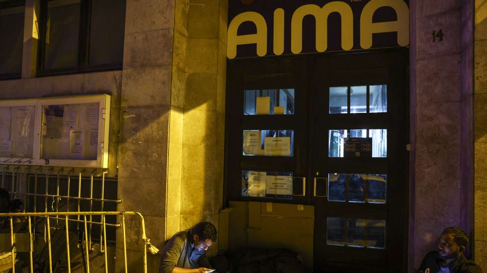 Imigrantes guardam lugar pernoitando em frente à agência da AIMA nos Anjos, Lisboa,16 de outubro de 2025. Cerca de duas dezenas de imigrantes encontravam-se às portas da Agência para a Integração, Migrações e Asilo (AIMA) para guardar a sua vez para serem atendidos.TIAGO PETINGA/LUSA