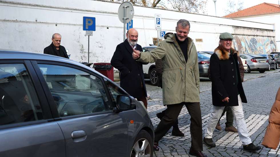 O candidato à Presidência da República, Henrique Gouveia e Melo (C), saúda populares durante um contacto com a população no centro de Beja, 23 de dezembro de 2025. NUNO VEIGA/LUSA