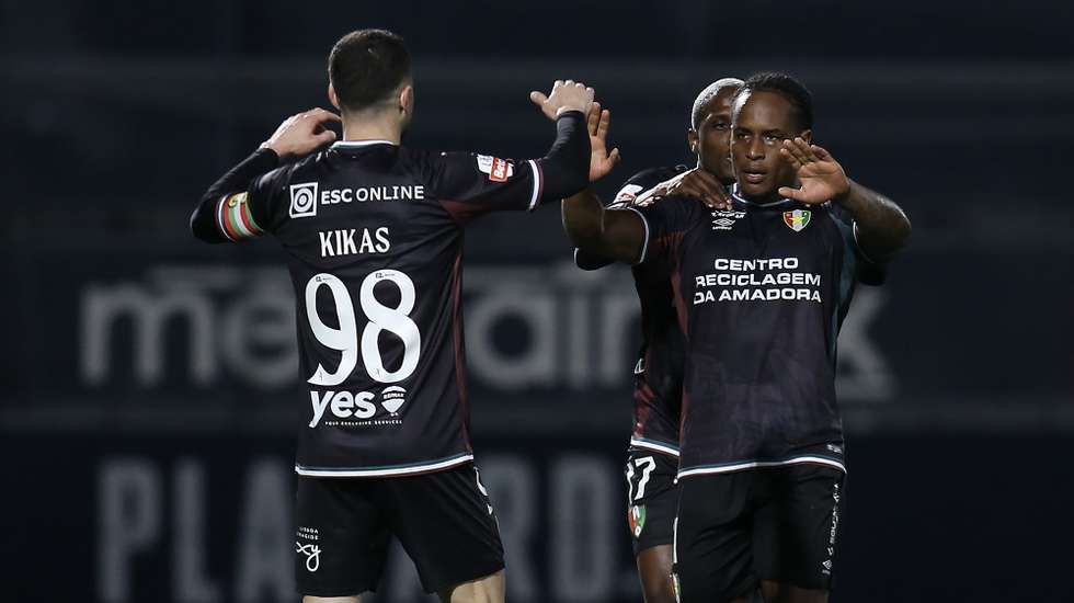O jogador do Estrela da Amadora, Jovane Cabral (C), festeja um golo (1-2) obtido durante o jogo da I Liga de futebol realizado no Estádio Municipal de Famalicão, em Famalicão, 27 Dezembro 2025, MANUEL FERNANDO ARAUJO/LUSA