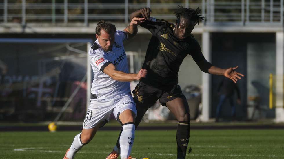 O jogador do Casa Pia, Nhaga (D), disputa a bola com o jogador do Vitória de Guimarães, Samu (E), durante o jogo Primeira Liga de futebol realizado no Estádio Municipal de Rio Maior, em Rio Maior, 28 de dezembro de 2025. CARLOS BARROSO/LUSA