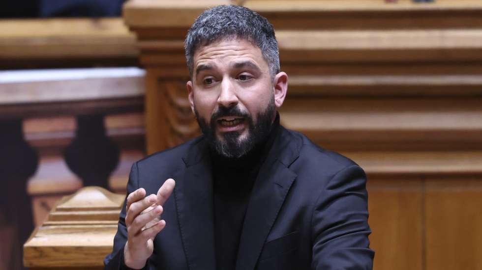 O deputadol do Bloco de Esquerda (BE), Fabian Figueiredo, intervém na sessão plenária com a presença do Primeiro-Ministro, na Assembleia da República, em Lisboa, 21 de janeiro de 2026. ANTÓNIO COTRIM/LUSA