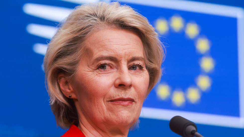 epa12672916 European Commission President Ursula von der Leyen looks on during a press conference at the end of an informal meeting of the members of the European Council in Brussels, Belgium, 23 January 2026. EU leaders are holding an emergency informal summit to address an escalation in transatlantic tensions regarding Greenland and new US trade threats.  EPA/OLIVIER HOSLET