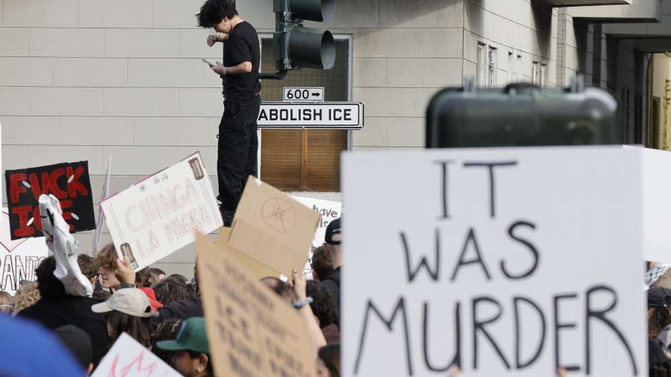 epa12693690 Anti-ICE protestors rally during a nationwide general strike demonstration at Mission Dolores Park in San Francisco, California, USA, 30 January 2026. The nationwide general strike, called under the slogans such as 'no work, no school, no shopping' as activists seek to draw attention to immigration enforcement tactics after federal immigration operations in Minneapolis resulted in the fatal shootings of two US citizens, Renee Nicole Good and Alex Pretti.  EPA/JOHN G. MABANGLO