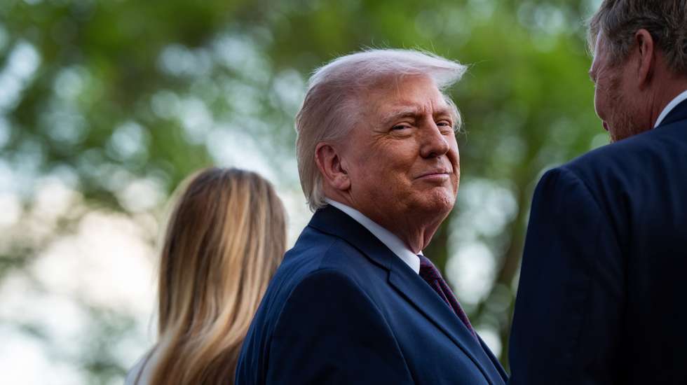 epa12888066 US President Donald Trump speaks with King Willem-Alexander (R) of the Netherlands during an arrival ceremony outside the White House in Washington, DC, USA, 13 April 2026. US President Trump is hosting the King and Queen of the Netherlands for a White House dinner.  EPA/SALWAN GEORGES / POOL