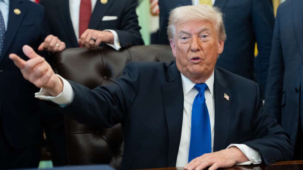 epa12925361 US President Donald J. Trump takes questions from the press during an executive order signing event in the Oval Office of the White House in Washington, DC, USA, 30 April 2026.  EPA/AARON SCHWARTZ / POOL