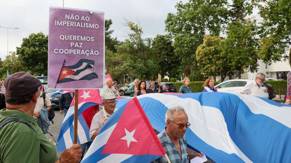 Ação de protesto "Solidariedade com Cuba! Fim ao bloqueio, à agressão e às ameaças dos EUA!" promovida pela Associação de Amizade Portugal-Cuba (AAPC) e pelo Conselho Português para a Paz Cooperação (CPPC) em Lisboa, 25 de junho de 2026. MANUEL DE ALMEIDA/LUSA