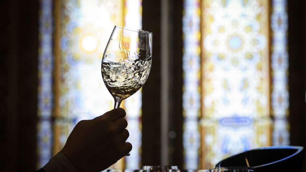 A member of the jury attends a wine tasting event during the opening day of the ‘Essencia do Vinho-Porto 2026’ at Bolsa Palace in Porto, Portugal, 26 February 2026. ‘Essencia do Vinho-Porto 2012’ runs from 26 February until 3rd March. JOSÉ COELHO/LUSA