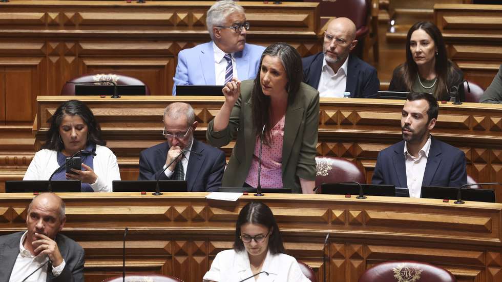 A deputada do Livre, Isabel Mendes Lopes (C), intervém durante o debate sobre o Estado da Nação, na Assembleia da República, em Lisboa, 16 de julho de 2026. ANTÓNIO PEDRO SANTOS/LUSA
