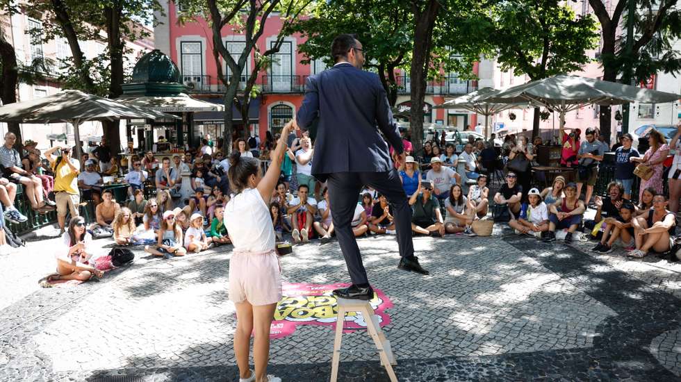 Um artista atua durante o início da 12.ª edição do Festival Internacional de Magia Lisboa Mágica, no Largo do Carmo, em Lisboa, 20 de agosto de 2024. O Festival, sob a direcção artística de Luis de Matos, conta com 15 artistas, oriundos de 8 países, que apresentarão 175 espectáculos de acesso livre, repartidos por 13 locais da cidade até 25 de agosto. ANTÓNIO PEDRO SANTOS/LUSA