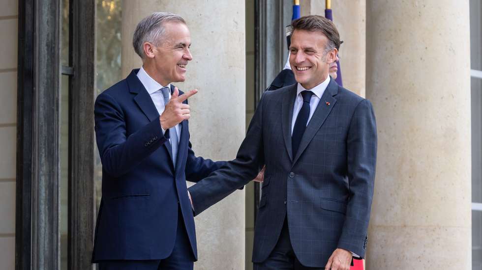 epa13033269 French President Emmanuel Macron (R) welcomes Canadian Prime Minister Mark Carney (L) upon his arrival at the Elysee Palace in Paris, France, 12 June 2026.  EPA/CHRISTOPHE PETIT TESSON