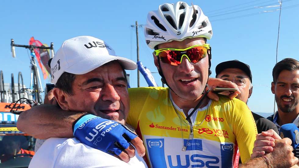 O ciclista da equipa W52-FC Porto, Raúl Alarcon (D), festeja com o dono da equipa Adriano Quintanilha, após vencer a 4ª etapa da 79ª Volta a Portugal em bicicleta, disputada hoje entre Macedo de Cavaleiros e Mondim de Basto (Senhora da Graça), com a distância de 152,7km. Mondim de Basto, 8 de agosto de 2017. NUNO VEIGA/LUSA