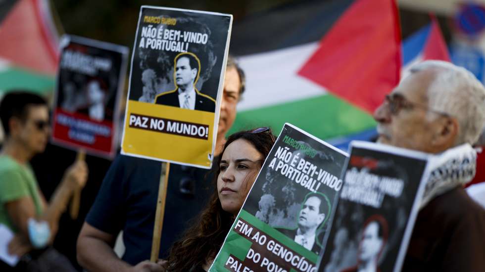 Manifestantes participam no protesto "Marco Rubio não é bem-vindo a Portugal!”, convocado pelo Conselho Português para a Paz e Cooperação a propósito da visita a Portugal do secretário de Estado norte-americano, Marco Rubio, no Largo de São Domingos, em Lisboa, 07 de outubro de 2026. FILIPE AMORIM/LUSA