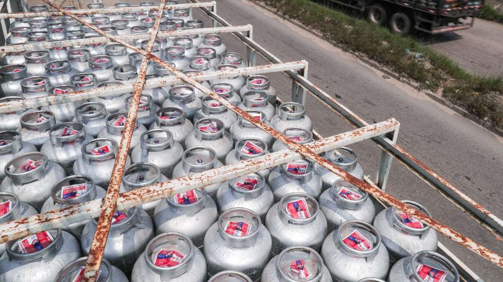 epa09496215 A truck transports gas cylinders near the Petrobras refinery in Duque de Caxias (REDUC), in Rio de Janeiro, Brazil, 29 September 2021. The Petrobras company confirmed on 29 September that it readjusted diesel prices at refineries by 8.89 percent with immediate effect.  EPA/ANDRE COELHO