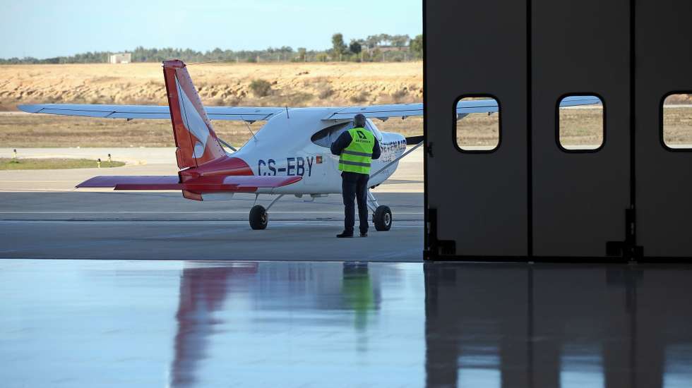 Um técnico junto a uma aeronave no hangar da empresa Sevenair, no Aeródromo Municipal de Ponte de Sor, 14 de janeiro de 2022. O grupo de aviação pretende instalar duas valências no novo hangar: manutenção de aeronaves e formação de técnicos de manutenção de aviões. NUNO VEIGA/LUSA