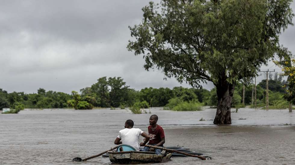 Populares numa embarcação numa área inundada após chuvas desde 07 de Fevereiro em Maputo, Moçambique, 10 de fevereiro de 2023. A chuva intensa que cai na região de Maputo desde quarta-feira já afetou cerca de 14.000 pessoas e desalojou 180 famílias, de acordo com um balanço oficial divulgado hoje pelas autoridades, que mantêm em quatro o número de óbitos. LUÍSA NHANTUMBO/LUSA