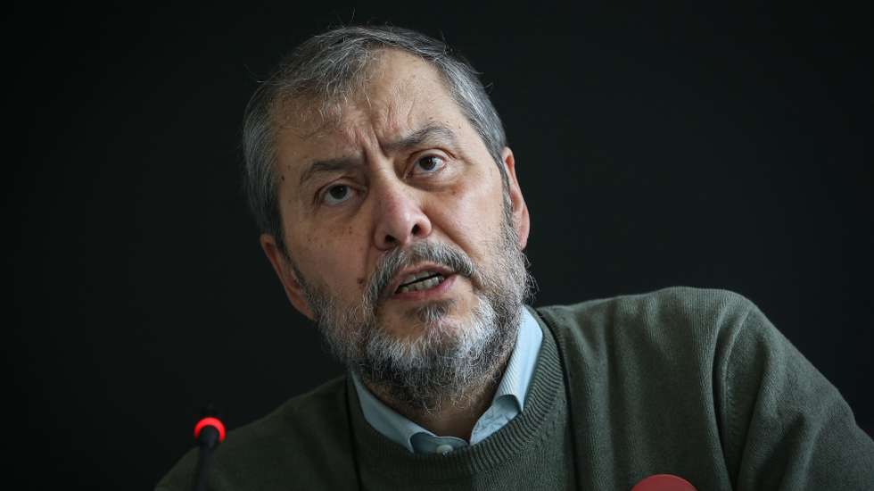 O secretário-geral da FENPROF, Mário Nogueira, usa da palavra durante uma conferência de imprensa pela retoma das negociações da revisão do Estatuto da Carreira de Investigação Científica e a criação de um Regime dos Docente e Investigadores do Ensino Superior Particular e Cooperativo, em Lisboa, 16 de março de 2023. RODRIGO ANTUNES/LUSA