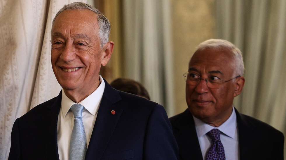 O Presidente da República, Marcelo Rebelo de Sousa (E) acompanhado pelo primeiro-ministro, António Costa, chega para a cerimónia de posse do novo Chefe do Estado-Maior-General das Forças Armadas (CEMGFA) - General José Nunes da Fonseca ( ausente na foto), no palácio de Belém em Lisboa, 01 de março de 2023. TIAGO PETINGA/LUSA