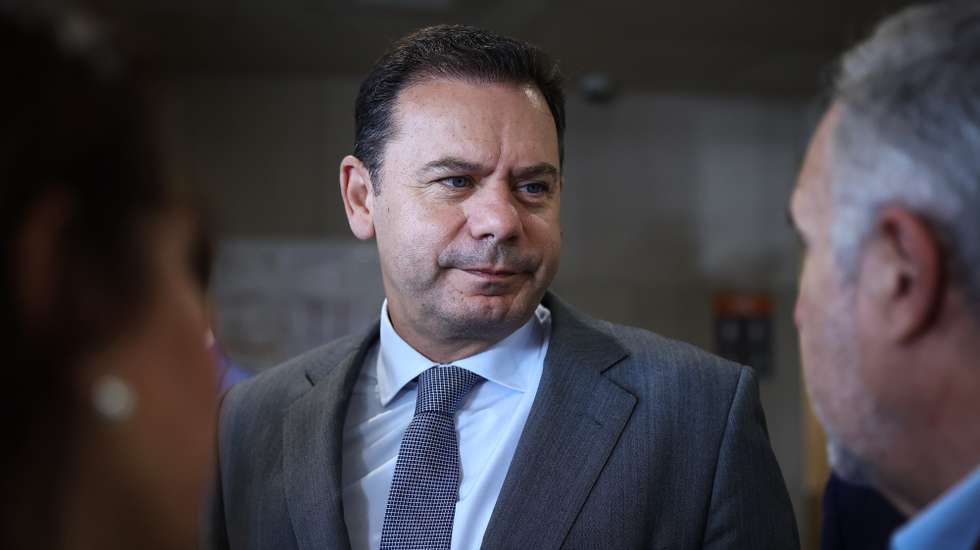 O presidente do Partido Social Democrático (PSD), Luís Montenegro, durante uma visita ao Centro de Saúde de Algueirão Mem-Martins, no âmbito das iniciativas ligadas à área da saúde organizadas pelo partido, Sintra, 06 de julho de 2023. RODRIGO ANTUNES/LUSA