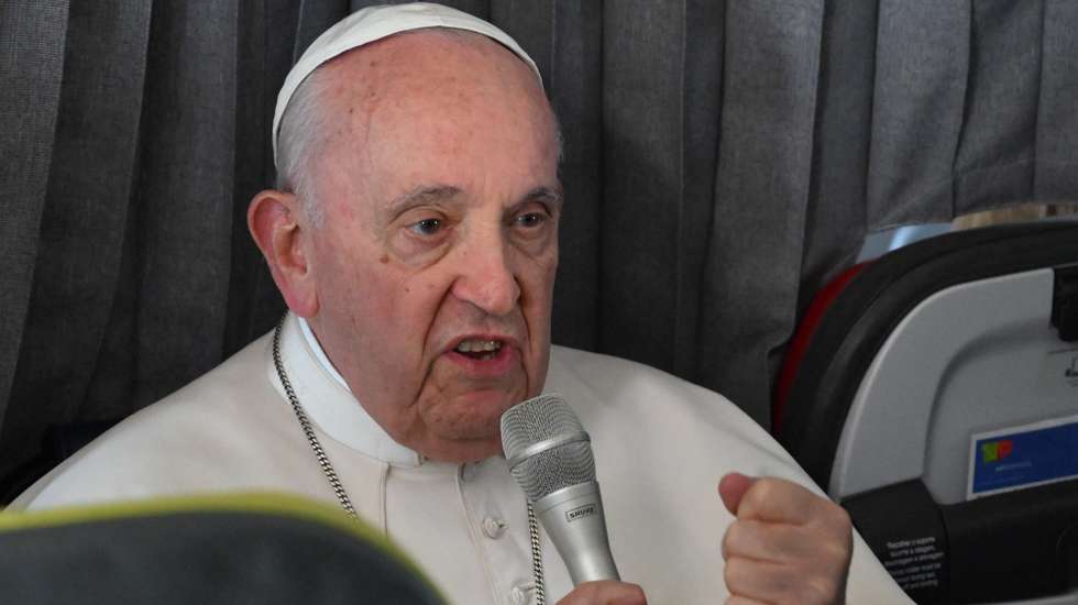 epa10788228 Pope Francis speaks with journalists during a press conference aboard the papal airplane heading to Rome, at the end of the 37th World Youth Day in Lisbon, Portugal, 06 August 2023. The Pontiff was in Portugal on the occasion of World Youth Day (WYD), one of the main events of the Church that gathers the Pope with youngsters from around the world.  EPA/MAURIZIO BRAMBATTI / POOL