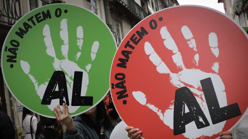 Arruada pela defesa do Alojamento Local, organizada pelo movimento Alojamento Local Porto e Norte (ALPN), constituído para a defesa do Alojamento Local na região e com o objetivo de lutar contra as propostas para o AL integradas no pacote “Mais Habitação”, que irão ser discutidas no Conselho de Ministros no próximo dia 30 de março. Porto, 25 de março de 2023.  MANUEL FERNANDO ARAÚJO/LUSA