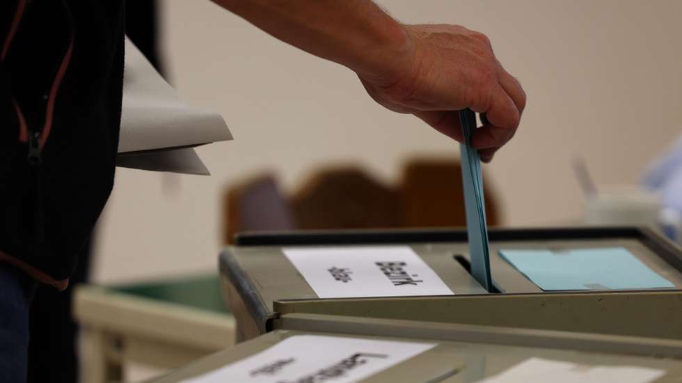 epa10907026 A man casts his vote at a polling station during the Bavarian state and district elections, in Rottenburg an Der Laaber, Germany, 08 October 2023. Voters in the German states of Bavaria and Hesse head to the polls on 08 October to elect new parliaments.  EPA/ANNA SZILAGYI