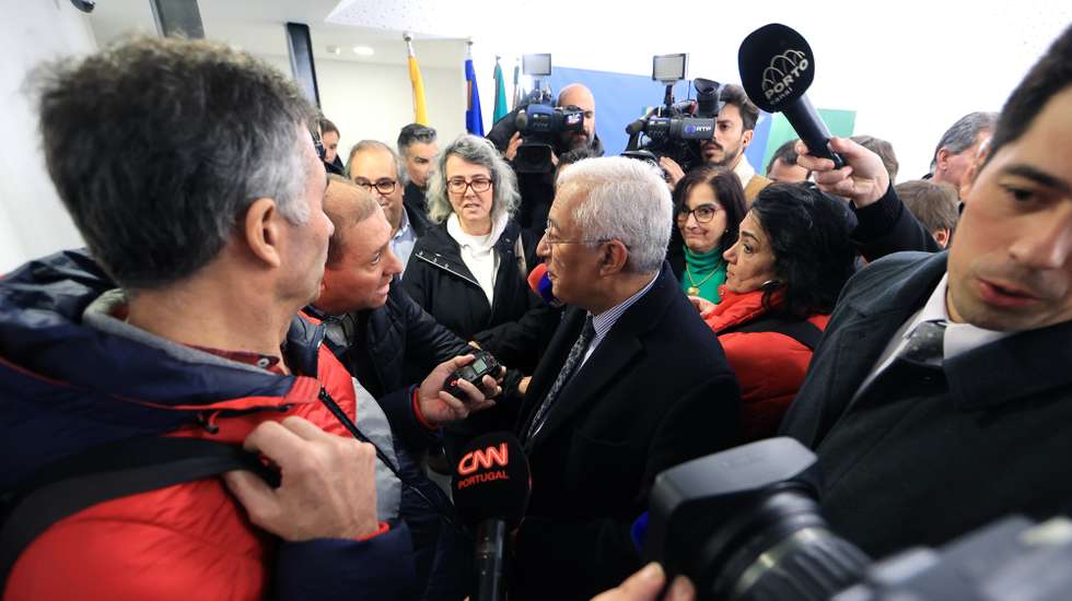 O primeiro-ministro, António Costa (C), é interpelado durante a cerimónia de Inauguração da primeira Residência de Estudantes do Politécnico do Cávado e do Ave, em Barcelos 10 de janeiro de 2024. ESTELA SILVA/LUSA