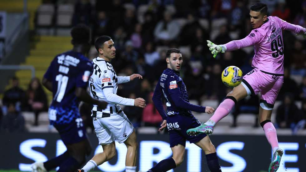 O jogador do Sporting de Braga, Abel Ruiz (2D) marca um golo ao Boavista, durante o jogo da Primeira Liga de Futebol, realizado no estádio do Bessa, no Porto, 26 de fevereiro de 2024. ESTELA SILVA/LUSA