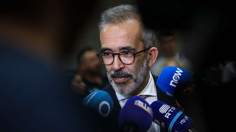 Ministro dos Negócios Estrangeiros, Paulo Rangel, fala aos jornalistas na chegada de feridos de guerra da Ucrânia, onde serão instalados no primeiro Centro Privado da Europa para reabilitação de vulneráveis que é inaugurado no dia 15 de junho, em Lisboa, 14 de Junho de 2024. RODRIGO ANTUNES/LUSA