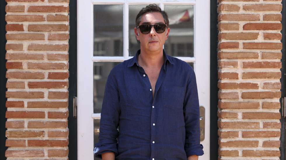 O realizador português Miguel Gomes durante entrevista à agência Lusa, na Cinemateca, em Lisboa, 11 de setembro de 2024. “Grand Tour”, de Miguel Gomes, é o candidato de Portugal a uma nomeação para os prémios norte-americanos de cinema, os Óscares.  (ACOMPANHA TEXTO DO DIA 13 DE SETEMBRO DE 2024). ANDRÉ KOSTERS/LUSA