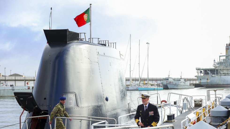 O Chefe do Estado Maior da Armada (CEMA), Almirante Gouveia e Melo, durante a cerimónia da largada do Submarino Arpão para a Operação Brilliant Shield da NATO. Durante a missão, o submarino português terá oportunidade de navegar por baixo do gelo Ártico, possível com o apoio das Marinhas congéneres do Canadá, Dinamarca e Estados Unidos, que decorreu na Base Naval de Lisboa, no Alfeite, Almada, 03 de abril  de 2024. ANTÓNIO COTRIM/LUSA