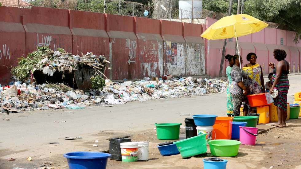 Comerciantes vendem os seus produtos em frente de um amontoado de lixo no bairro Nocal, Luanda, Angola, 09 de fevereiro de 2021. Amontoados de lixo em Luanda, nas ruas, paragens de táxi e mercados, são agora um dos principais postais da capital angolana desagradando a moradores e transeuntes que temem doenças e queixam-se da demora na recolha e mau cheiro. (ACOMPANHA TEXTO DA LUSA DO DIA 10 DE FEVEREIRO DE 2021). AMPE ROGÉRIO/LUSA