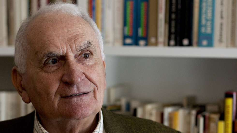 Pedro Pezarat Correia, brigadeiro e militar de Abril, durante entrevista à Agência Lusa, Lisboa, 16  de abril de 2014. Uma nova intervenção militar na vida política em Portugal faria recordar o golpe do 28 de maio e nunca o 25 de Abril, admitiu o general Pedro Pezarat Correia, que também considera não existir “nenhuma lógica” em recuperar o Movimento das Forças Armadas.  (ACOMPANHA TEXTO). ANTÓNIO COTRIM/LUSA