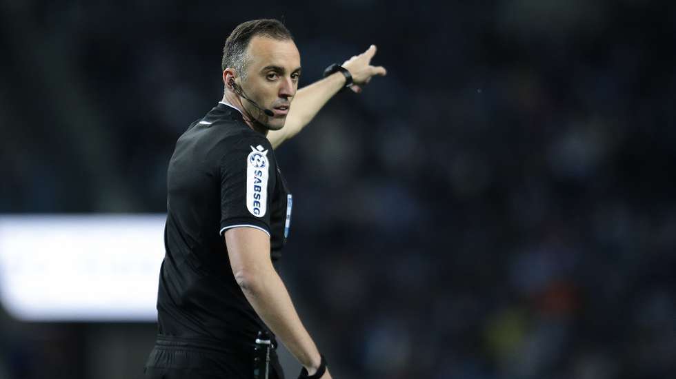 Referee Joao Pinheiro gestures during the Portuguese First League soccer match between FC Porto and SL Benfica at Dragao Stadium in Porto, Portugal, 06 April 2025. MANUEL FERNANDO ARAUJO/LUSA